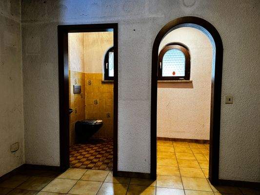 Diele mit Blick ins WC und Garderobe.JPG