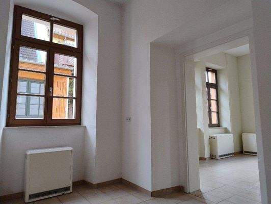 Küche mit Zugang zum Esszimmer