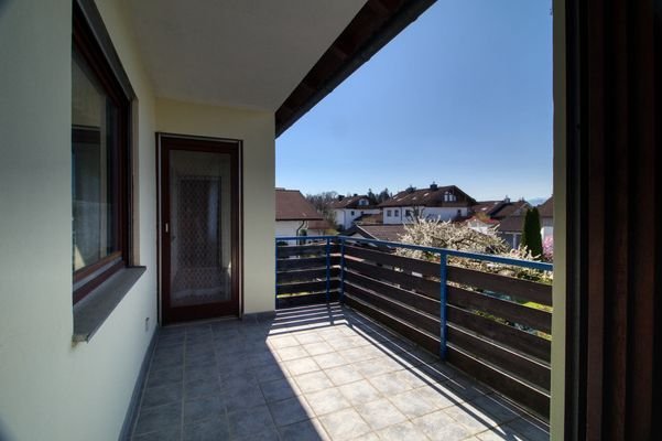 Balkon mit Fliesenboden und Vordach
