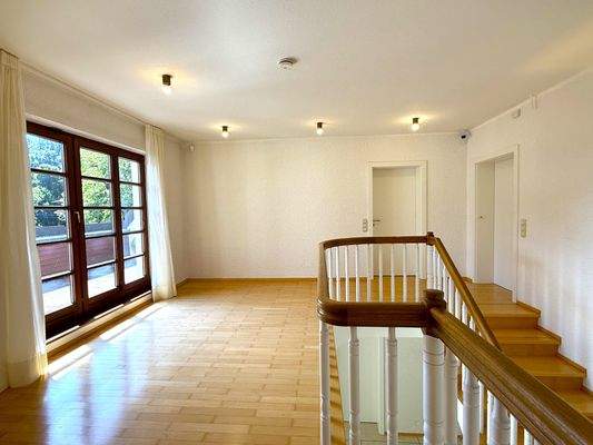 helle Diele trennt Eltern-, Kinder und Einliegerwohnung 