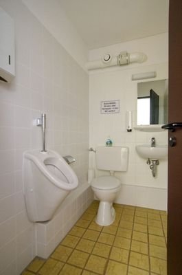 WC für Herren mit Urinal