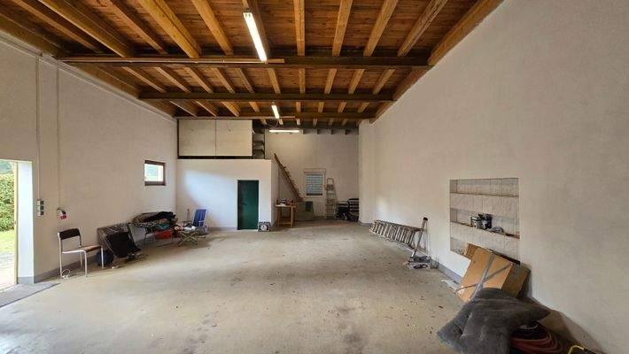 Große Garage Innenansicht