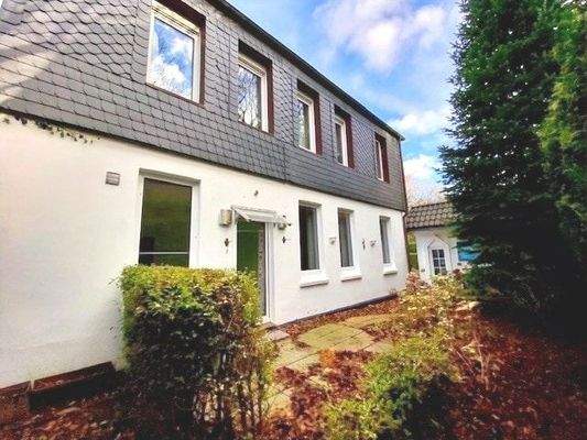 Robuste Schindeln gliedern die Fassade