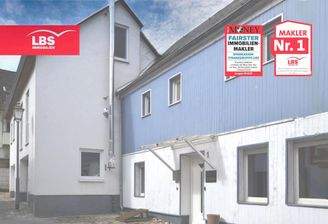 Gebäudeensemble aus Neu- und Altbau
