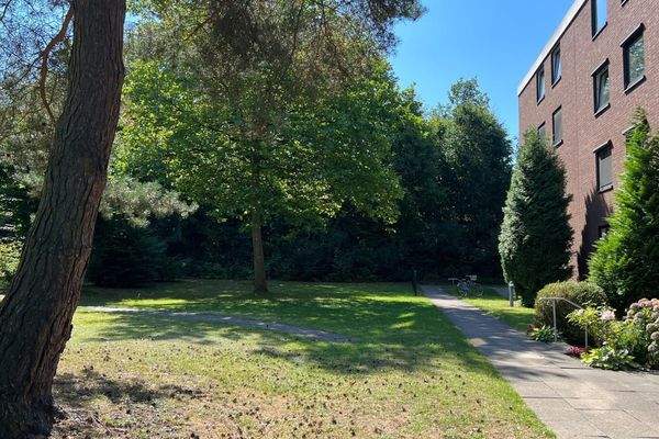 Grünfläche mit Spielplatz