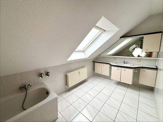 Bad mit Wanne und Dusche