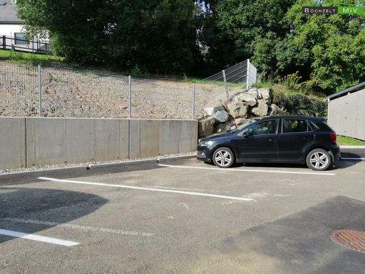 Parkplatz direkt vor dem Wohnhaus