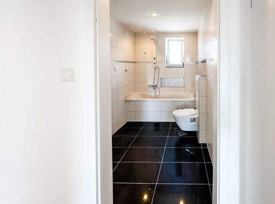 Modernes Bad mit Badewanne und edlem Granitboden