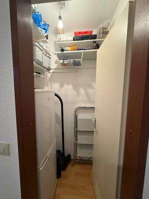 Abstellkammer mit Kühlschrank