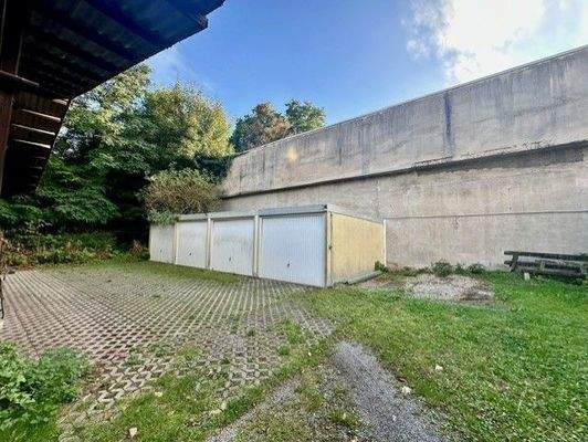 Garagen auf dem Grundstück der Schreinerei