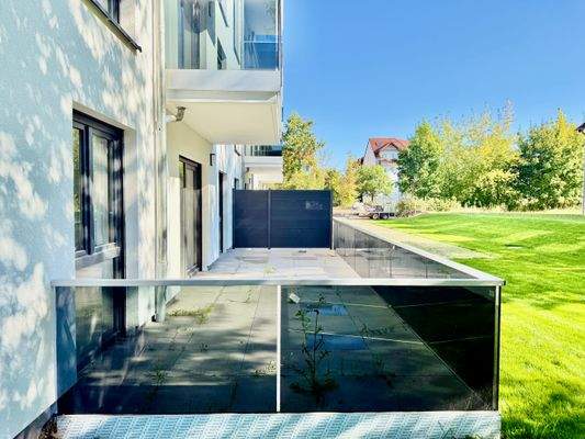 Große Terrasse mit Morgensonne