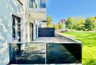 Große Terrasse mit Morgensonne