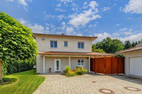 gepflegte Außenanlagen mit Parkplatz für Ihre Besucher