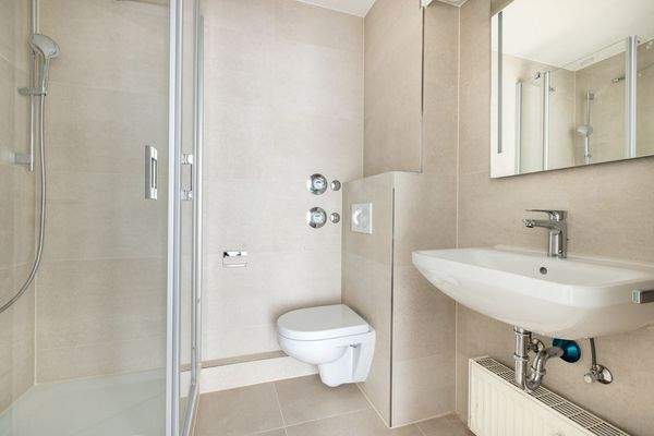 modernes Bad mit Dusche