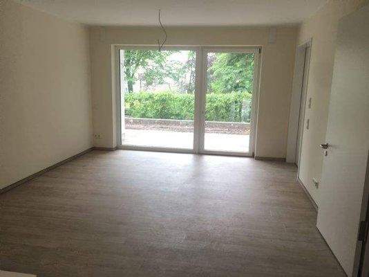 Großes Wohnzimmer mit offener Küche