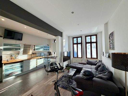 Moderne Wohnküche mit Sofa