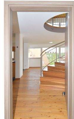 Blick von der Eingangstüre in den Essbereich