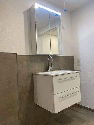 Waschbecken mit Spiegelschrank