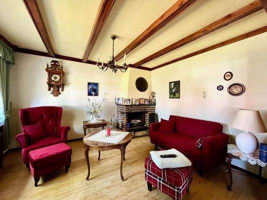 Wohnzimmer mit Kamin