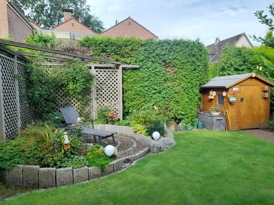 Garten - Schuppen und Sitzgelegenheit