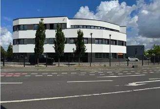 160780378 __ Modernes hochwertiges Büro mit Lagerf