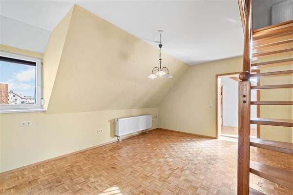 Esszimmer im OG mit Treppe zum DG