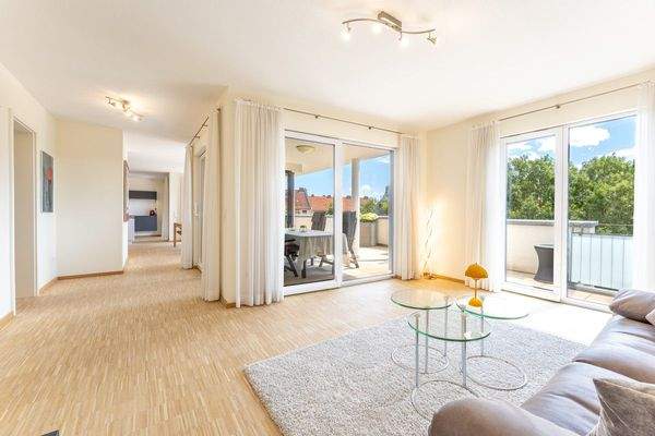 Blick vom Wohnzimmer zur Terrasse und Richtung Küche