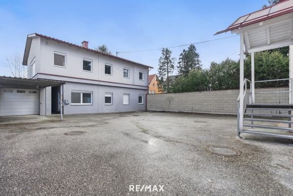 Innenhof mit Garage und Parkplätzen