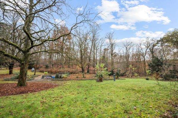 Parkähnliches Gelände mit direktem Zugang zur Terrasse