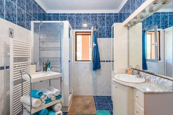 Badezimmer auf der untersten Ebene