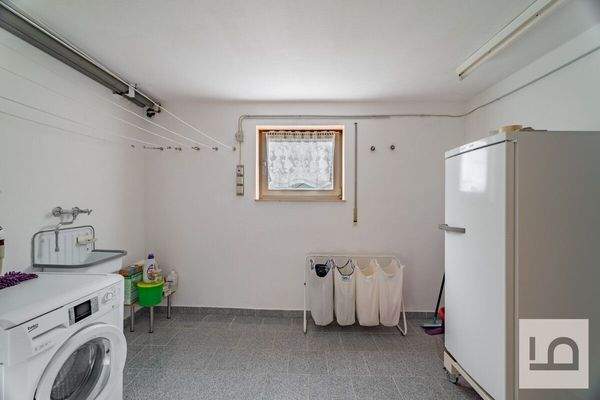 Waschkeller im UG 2025 neu gefliest und gestrichen