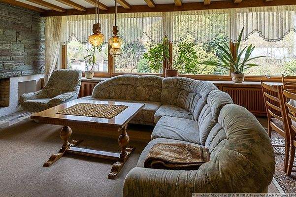 mit großer Fensterfront