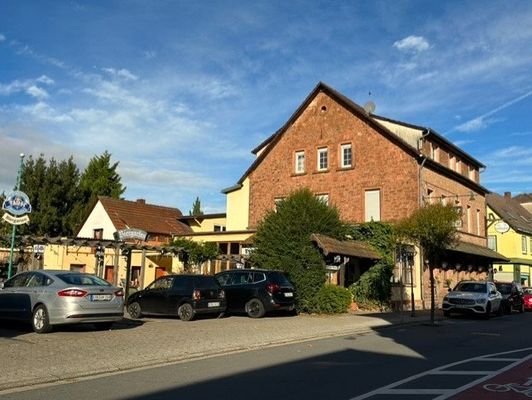 Ansicht Parkplatz mit Biergarten