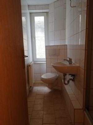 Bad mit Dusche und Fenster