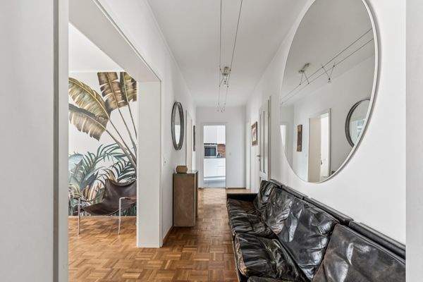 Heller Flur mit Zugang zu allen Wohnbereichen