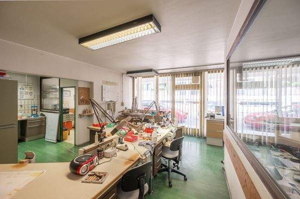 Verkaufsraum mit Blick zur Straße