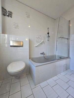 en suite Vollbad mit Fenster Ansicht 2