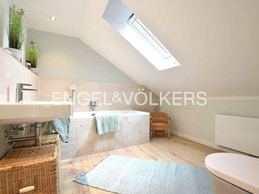 ..natürlich mit Badezimmer