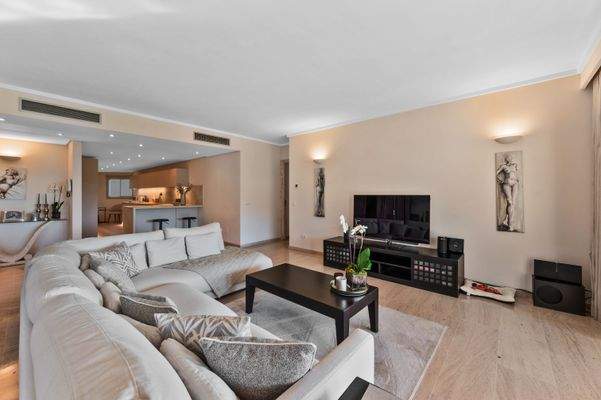 Living area in apartment in Bendinat 3