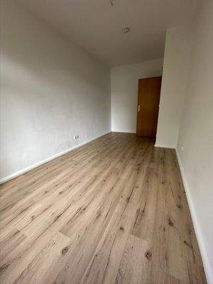 Leerer Raum mit Holzboden