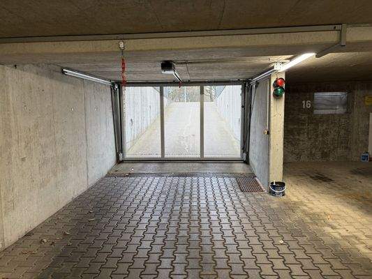 Tiefgarageneinfahrt/-ausfahrt