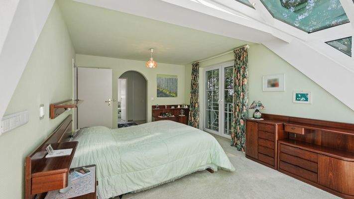 Elternschlafzimmer mit Ankleide und Bad en suite weitere Ansicht