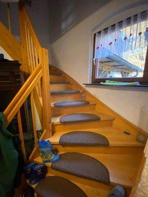 Massive Holztreppe vom EG zum 1. OG.jpg