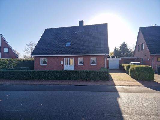 Außenansicht Auffahrt 2 mit Garagentor zum Carport