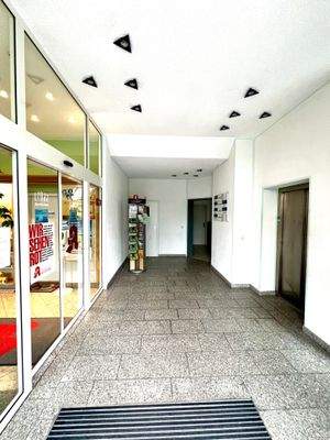 Eingangsbereich Gebäude ebenerdig 