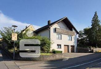 Giebelseite mit Garagen
