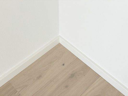 Parkett in Landhausdiele Eiche mit weißen Fußleisten