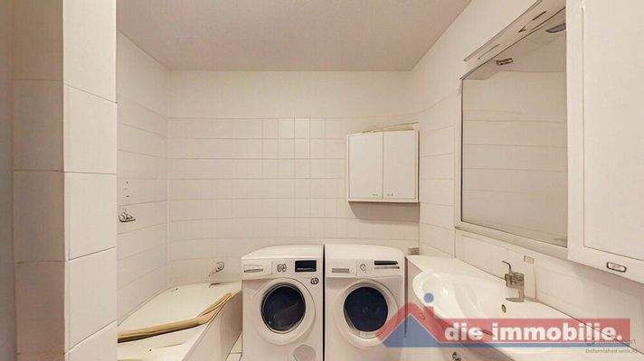 Badezimmer mit Wanne und Dusche – funktional und gepflegt