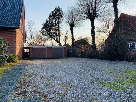 Doppelgarage mit Stellplätzen