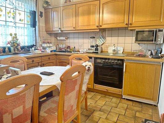 Arbeitsküche mit kl. Esstisch.